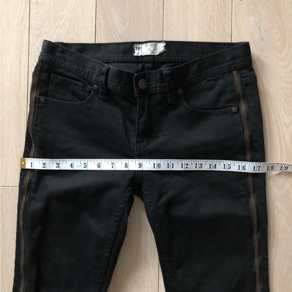 Free People Full Size Zipper Black Skinny Jeans Size 27 - Picture 3 of 13